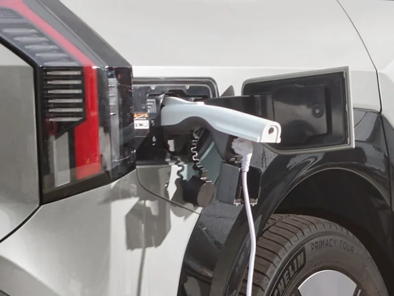 Indoor/outdoor V2L (Vehicle to Load) Enjoy your electronic devices both inside and outside the vehicle. This hassle-free experience ensures you can use your digital items worry-free, even during outdoor activities!