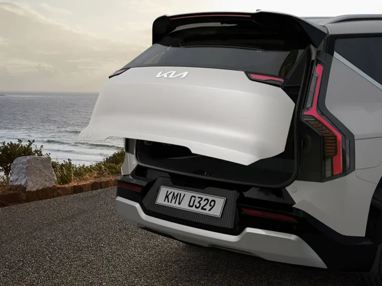 Smart power tailgate Simply stand behind the vehicle for three seconds with the smart key in your possession, and the tailgate will open automatically. You can even set the opening height to fit your preferences. close